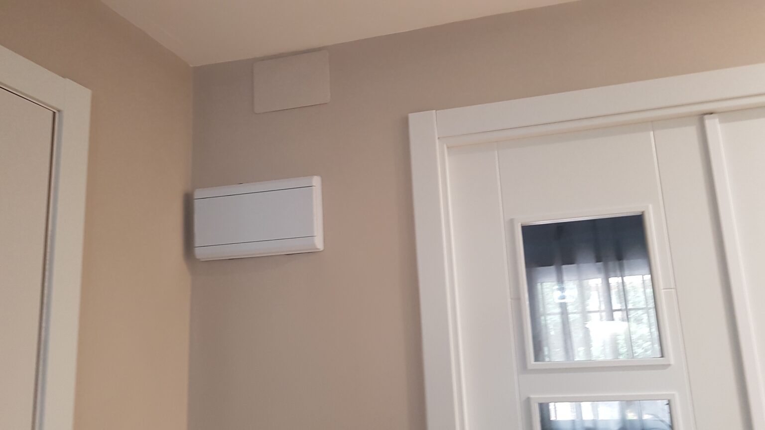 Instalación de falso techo con iluminación LED en proyecto de reforma de vivienda.