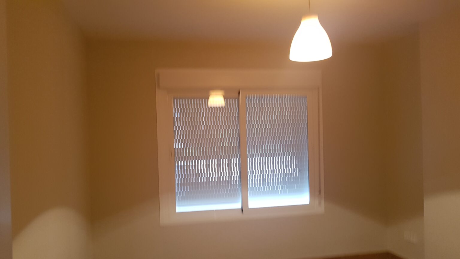 Montaje de puertas de paso blancas y suelo laminado en piso de Madrid.