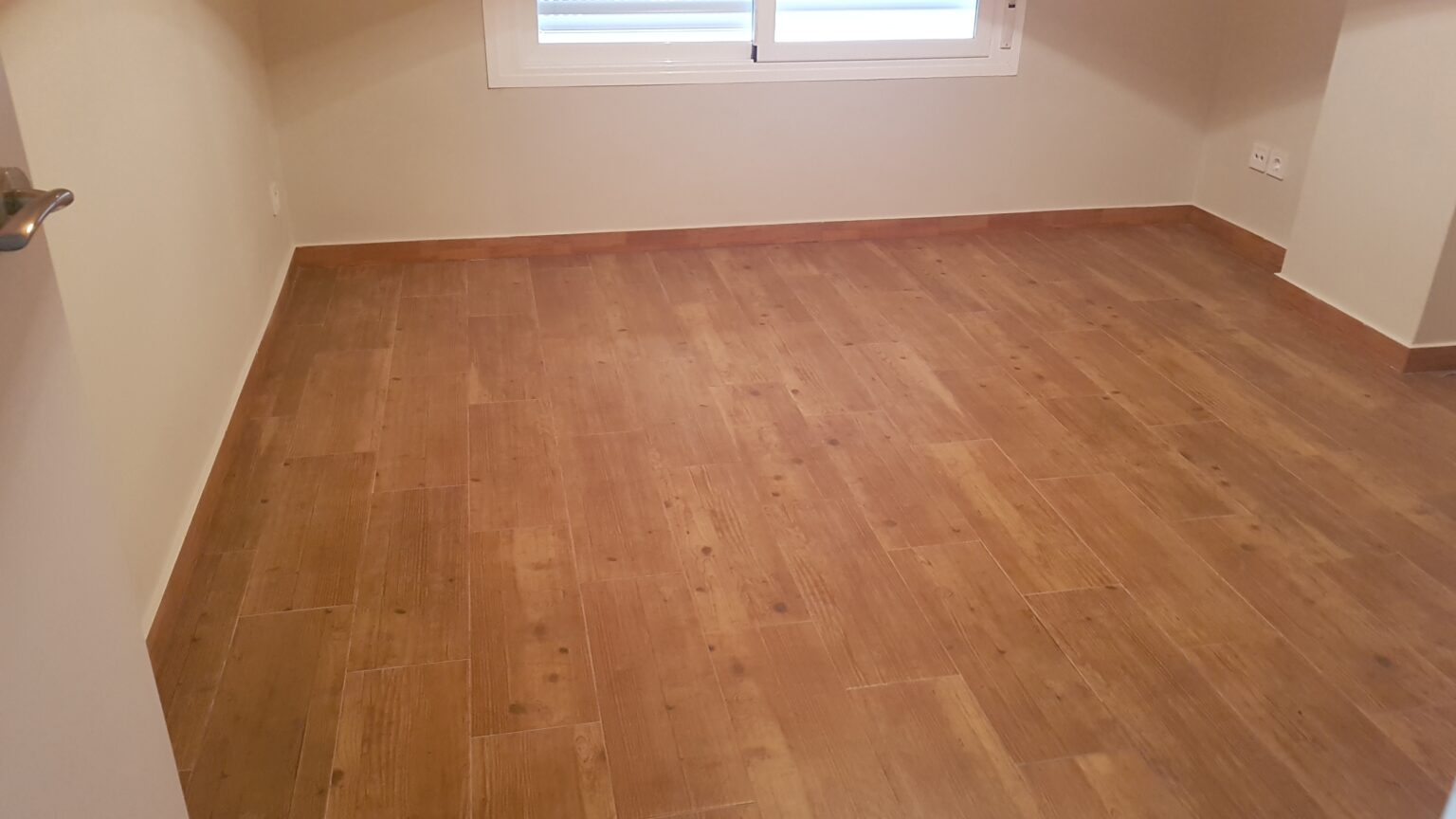 Reforma de cocina blanca moderna con encimera de silestone en Madrid.