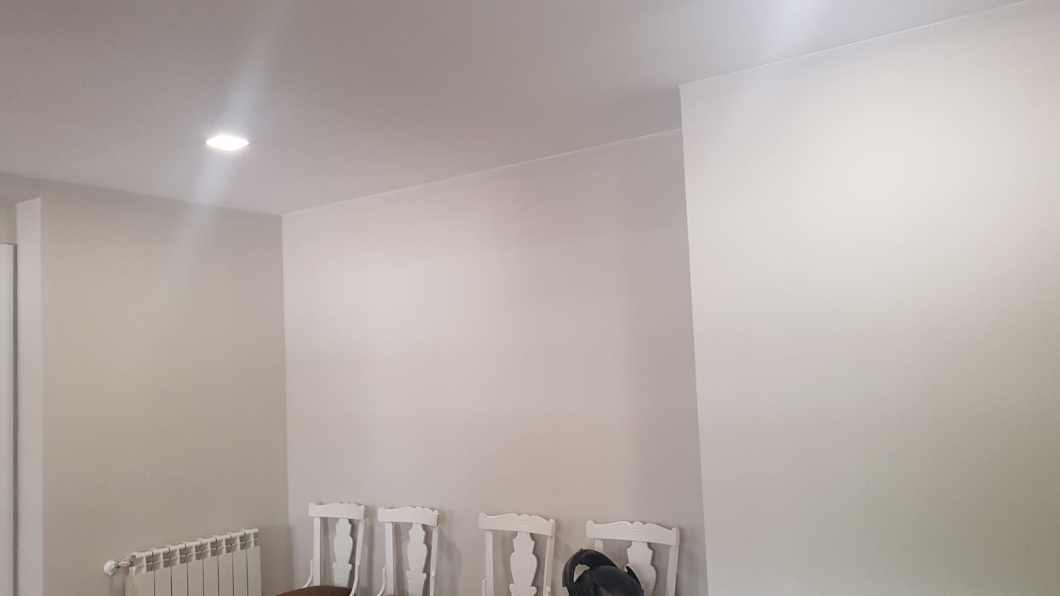 Azulejado y reforma de baño con mobiliario suspendido por Reformas Ramos.