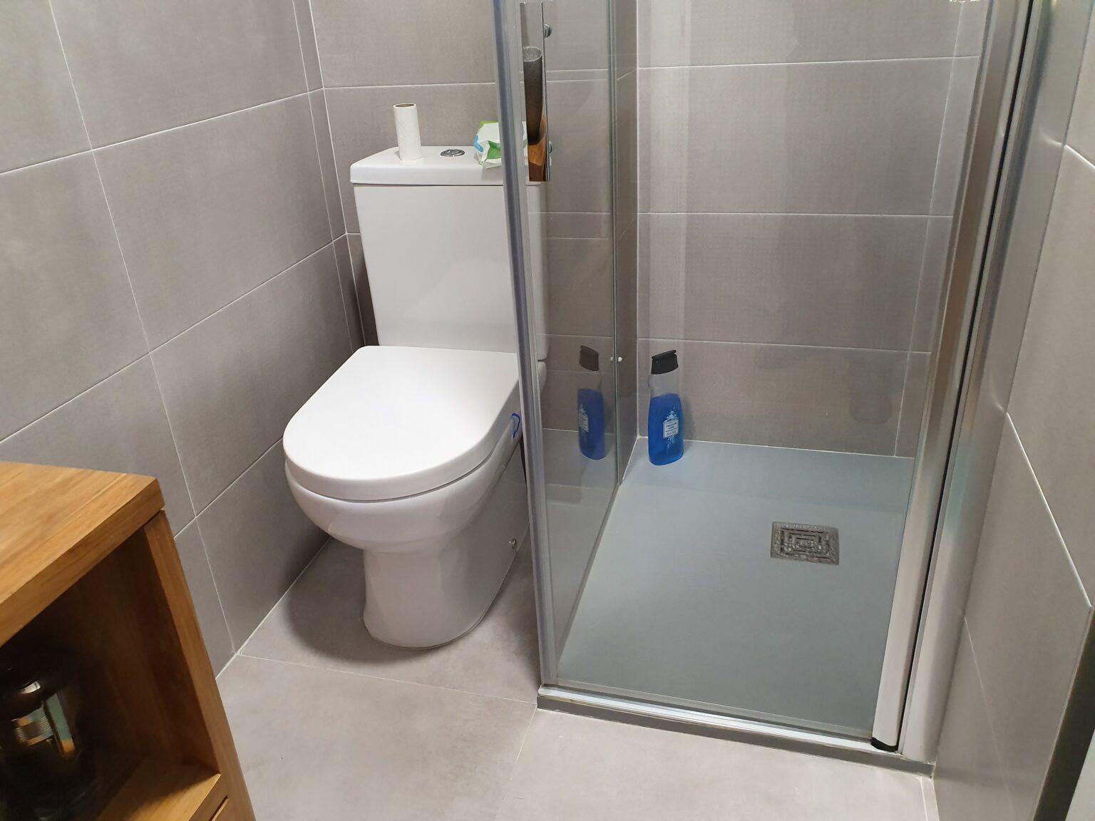 Renovación de tomas de agua y desagües en obra de cocina integral.