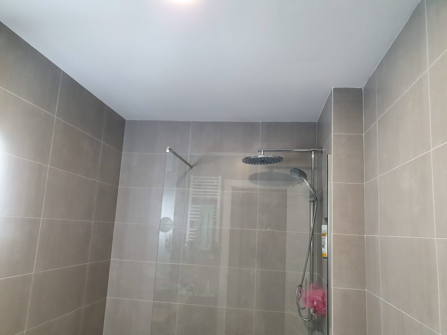 Especialistas en alicatado de cocinas y baños con piezas de gran formato.