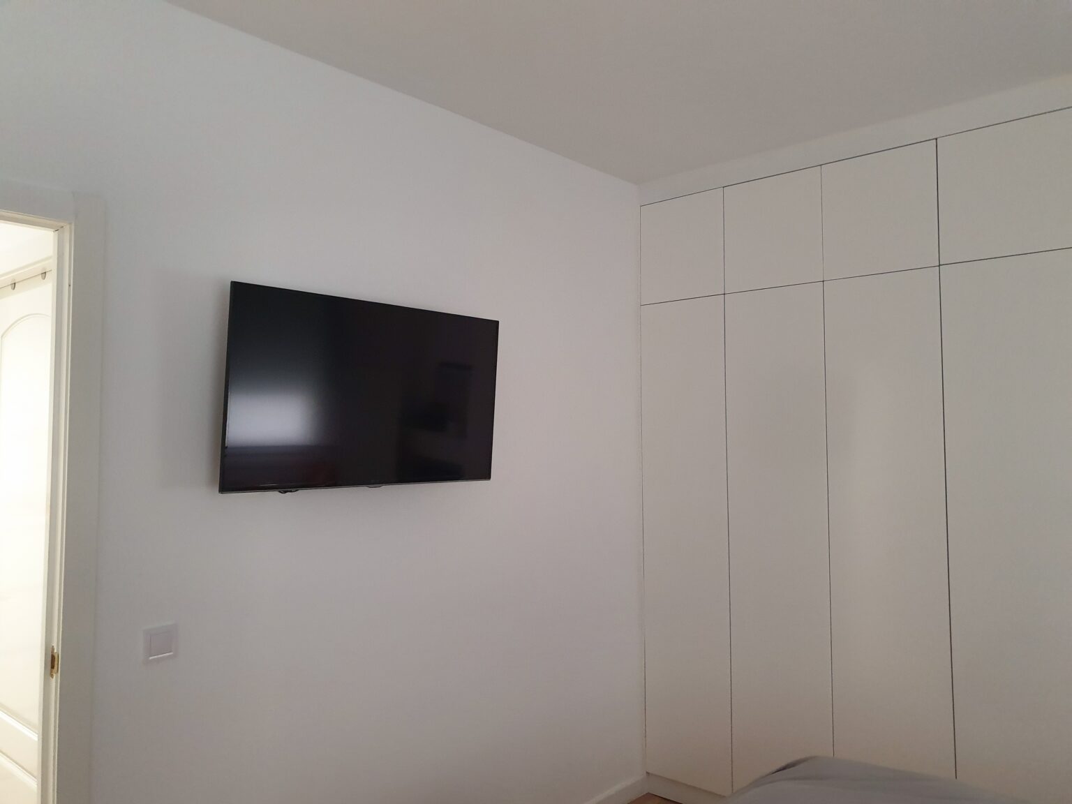 Renovación de cuadro eléctrico y cableado según normativa en piso de Madrid.