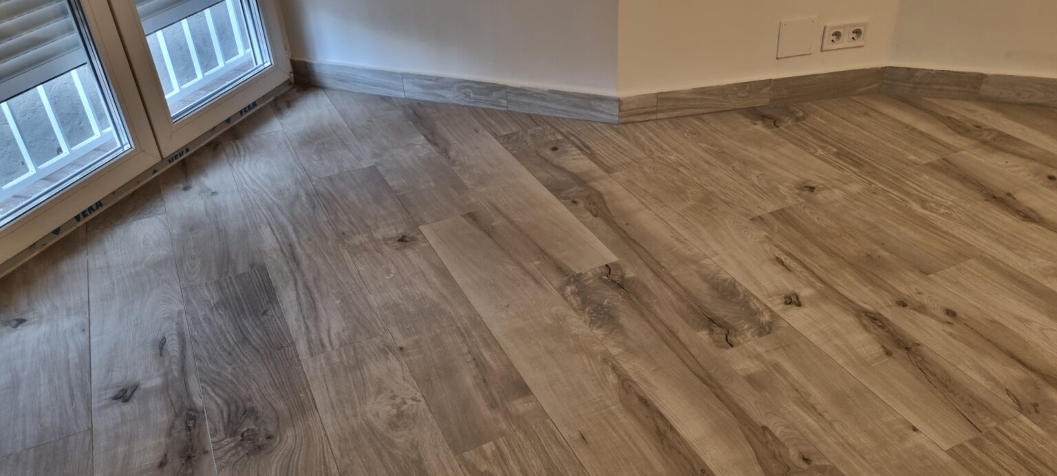 Equipo de Reformas Ramos trabajando en obra de remodelación de interiores.